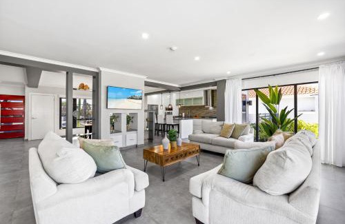 Esmeralda Villa | 3br - 1 Min To Beach, Pool, Bbq, Prime Location