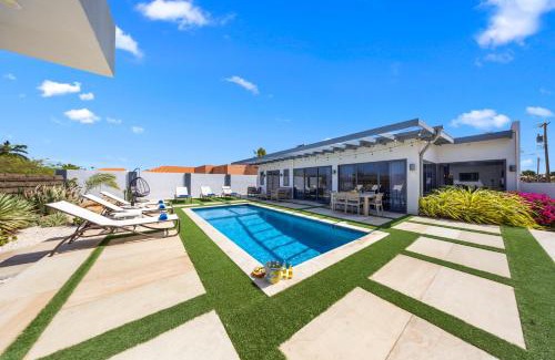 Esmeralda Villa | 3br - 1 Min To Beach, Pool, Bbq, Prime Location