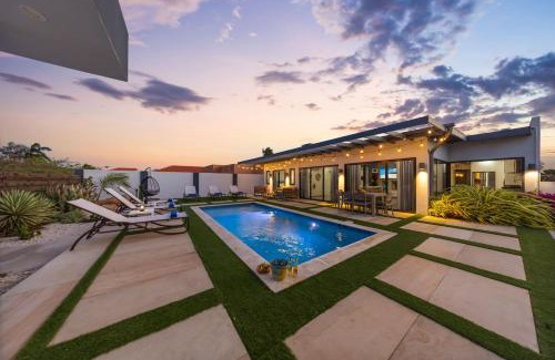 Esmeralda Villa | 3br - 1 Min To Beach, Pool, Bbq, Prime Location