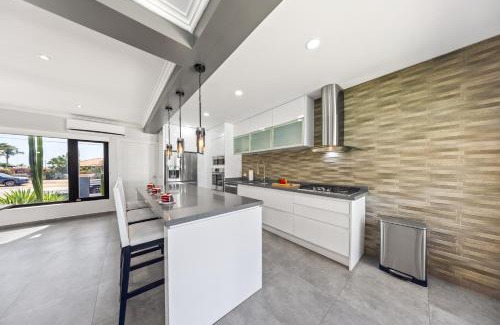 Esmeralda Villa | 3br - 1 Min To Beach, Pool, Bbq, Prime Location