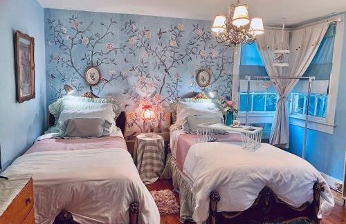 Mid-City Apartment | 3BR 2BA Historic Mid City family BACH parties FQ!