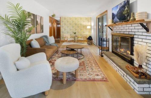 Lansing House | 3BR/2BA Lakehouse 10 min to town