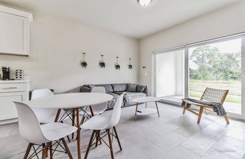 Westminister House | 3BR 2BA Modern Minimalist Waterfront Haven