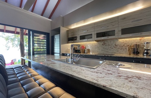 Maharepa Villa | 3BR 3BA private beach Villa w/kayaks +1-acre-tropical garden