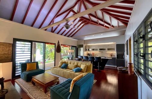 Maharepa Villa | 3BR 3BA private beach Villa w/kayaks +1-acre-tropical garden