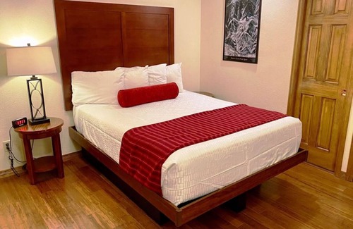 Avon Hotel | 3BR-3BA. Slps 8. Short walk to Lake Nottinging. Incl 7.3 and 7.4. FIREWORKS!