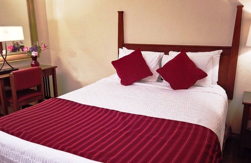 Avon Hotel | 3BR-3BA. Slps 8. Short walk to Lake Nottinging. Incl 7.3 and 7.4. FIREWORKS!