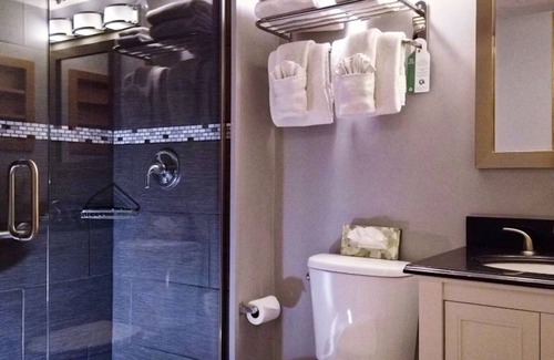 Avon Hotel | 3BR-3BA. Slps 8. Short walk to Lake Nottinging. Incl 7.3 and 7.4. FIREWORKS!