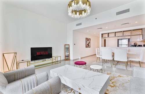 Za'abeel 2 Apartment | 3BR APT with Burj View from Balcony - Pool & Gym
