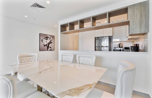 Za'abeel 2 Apartment | 3BR APT with Burj View from Balcony - Pool & Gym