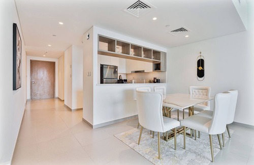 Za'abeel 2 Apartment | 3BR APT with Burj View from Balcony - Pool & Gym