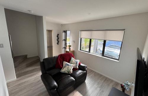 Massey Apartment | 3BR Auckland Holiday Home near Outlet shops and Costco