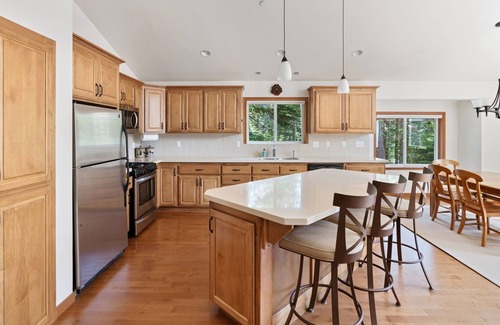 Chamberlands House | 3BR Cabin 4 Min to Slopes and Beach