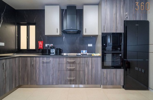Fgura Apartment | 3BR Designer Stay with Outdoor Space, WIFI & AC !