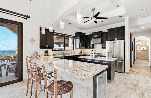 Coco Villa | 3BR Getaway | Infinity Pool + Pickleball