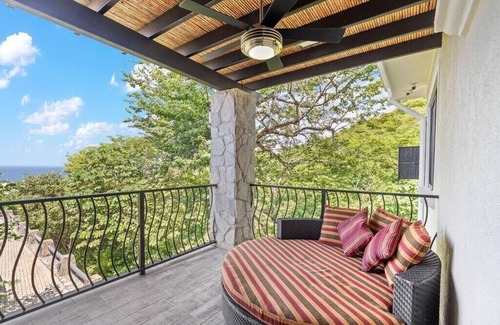 Coco Villa | 3BR Getaway | Infinity Pool + Pickleball