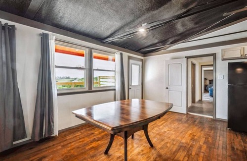 Paluxy Cabin | 3BR Hilltop Retreat | Fire pit | Panoramic Views