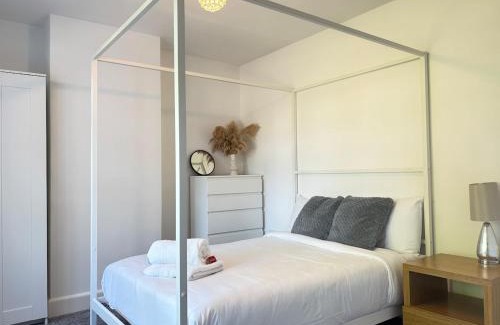 Crawley House | 3BR Home Away From Home - Free Parking - Near LGW Airport - VAT Registered