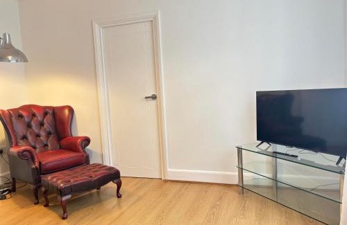 Crawley House | 3BR Home Away From Home - Free Parking - Near LGW Airport - VAT Registered