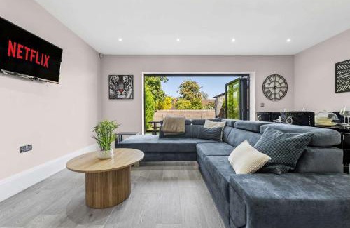 Curdworth House | 3BR Home nr M6 Hot Tub Parking & Garden