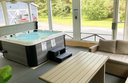Lake Luzerne-Hadley Apartment | 3BR Lake Luzerne Retreat with Game Room & Hot Tub