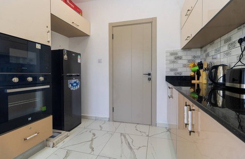 Mombasa Apartment | 3br Luxurious apt facing beach and central to all amenities/entertainment!
