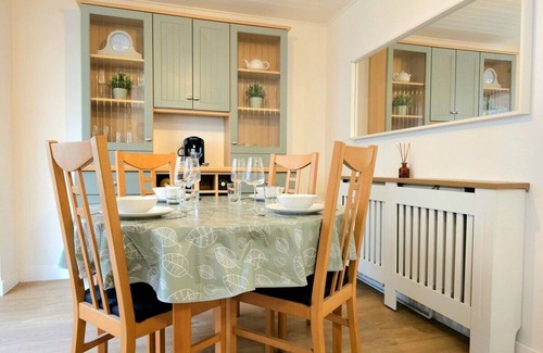 Crawley House | 3BR - Luxury Home Away From Home - Contractor Digs - Near LGW Airport