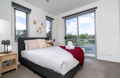 Braddon Apartment | 3BR Modern Apt Prime Location 7 Mins to CBD - Hosted by Canstay