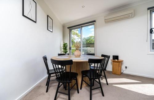 Braddon Apartment | 3BR Modern Apt Prime Location 7 Mins to CBD - Hosted by Canstay