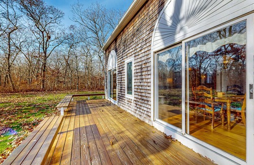 Chilmark House | 3BR on 4 acres with yard games, private beach access to Black Point Beach