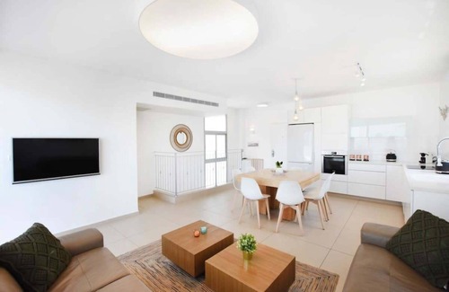 Tel Aviv City Center Apartment | 3BR Penthouse in Bograshov by HolyGuest