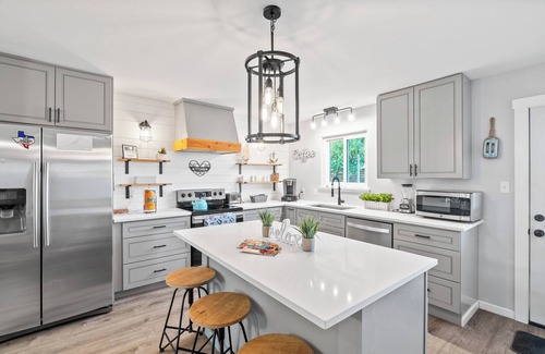 Bay Area House | 3BR Retreat Sleeps 6 Pet-Friendly Full Kitchen Close to Beaches & Dining!