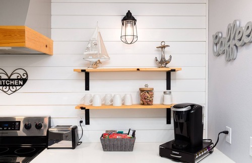 Bay Area House | 3BR Retreat Sleeps 6 Pet-Friendly Full Kitchen Close to Beaches & Dining!