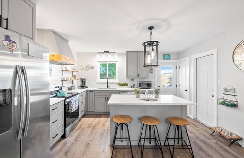 Bay Area House | 3BR Retreat Sleeps 6 Pet-Friendly Full Kitchen Close to Beaches & Dining!