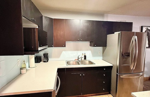 Southeast Edmonton House | 3BR Retreat | Sleeps 8 | king Bed | Mill woods