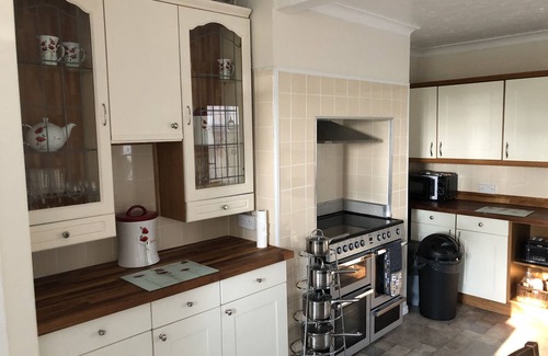 Pontneddfechan Apartment | 3br-sleeps6-garden-mountain &near 4 Falls Walks on