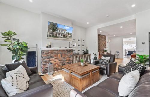 Mount Washington House | 3BR Stylish Retreat, Minutes from Downtown Pittsburgh, Free 3-Car Parking