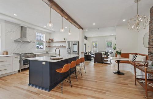 Mount Washington House | 3BR Stylish Retreat, Minutes from Downtown Pittsburgh, Free 3-Car Parking