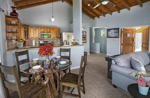 Peterborg House | 3BR with amazing views, only 5 min from Magen's Bay!