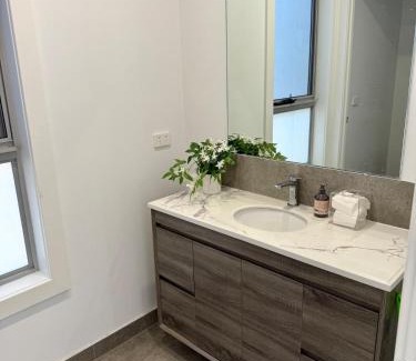 Burwood Villa | 3Br with study house in Burwood Unit2