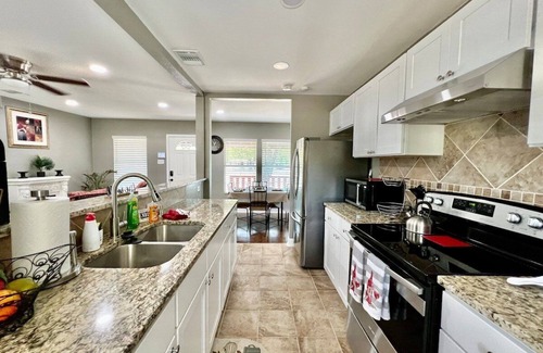 Jefferson House | 3BR Woodlawn Home Med Center Area Furnished Extended Stay Wi-Fi W/D SA