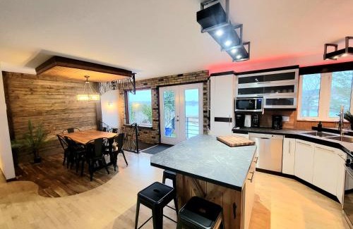 Hebertville House | 3CH - Bord de lac & Spa, foyer, billard, AC et plus