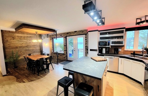 Hebertville Ski Chalet | 3CH - Lakeside + Spa + Fireplace + AC + Billiards + BBQ and more WoW!