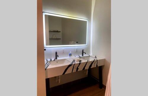 North Oakland Apartment | 3E-Spacious 2 bedroom in Oakland, sleeps 8