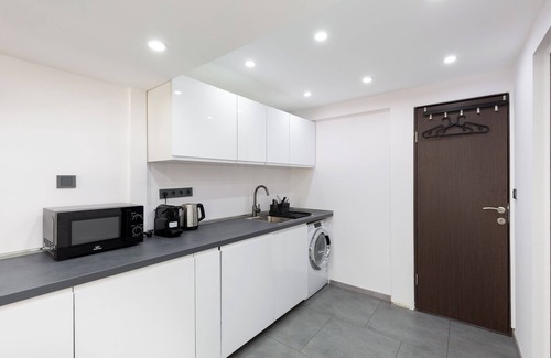 Palace District Apartment | ⭐3in1 MODERN DESIGN - 3 Apartment TOGETHER ❤️AIRCO 5BEDROOMs 4BATHs 9BEDs