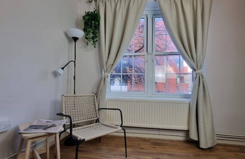 Greenwich West Apartment | 3min walk to DLR, easy commute to the City, close to shops and restaurants