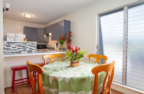 Hilo Condo | 3rd-floor downtown Hilo condo with great location near the bay, W/D, cable, & AC