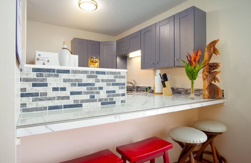 Hilo Condo | 3rd-floor downtown Hilo condo with great location near the bay, W/D, cable, & AC