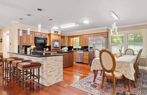 Fort Lawn House | 4.2-Acre Lakefront– Game Room，Hot Tub & Private Dock !