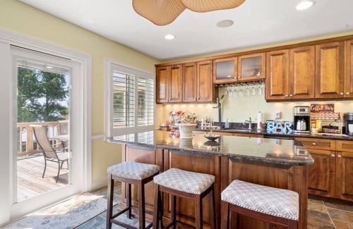 Fort Lawn House | 4.2-Acre Lakefront– Game Room，Hot Tub & Private Dock !